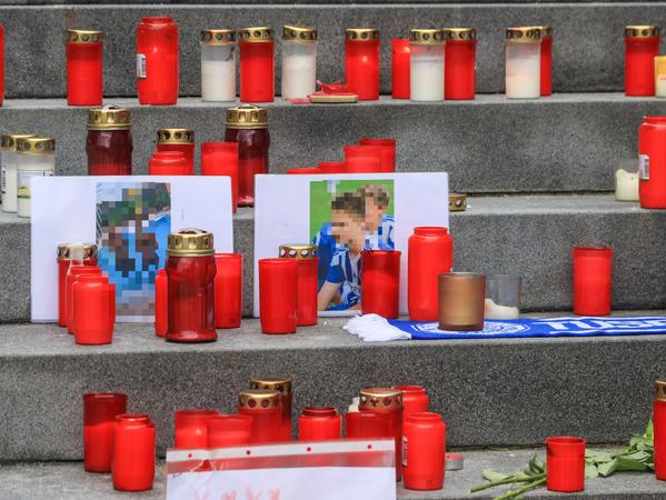 Eigentlich sollte es ein ausgelassener Abend werden, doch er endete mit einer Tragödie. Mit Kerzen und Bildern gedenken Bürger der Marktgemeinde Heroldsberg den beiden getöteten Jugendlichen.