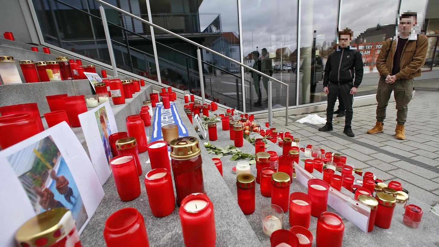 Zahlreiche Kerzen auf den Stufen der Heroldsberger Rathauses verdeutlichen die Trauer, die in dem Ort herrscht.