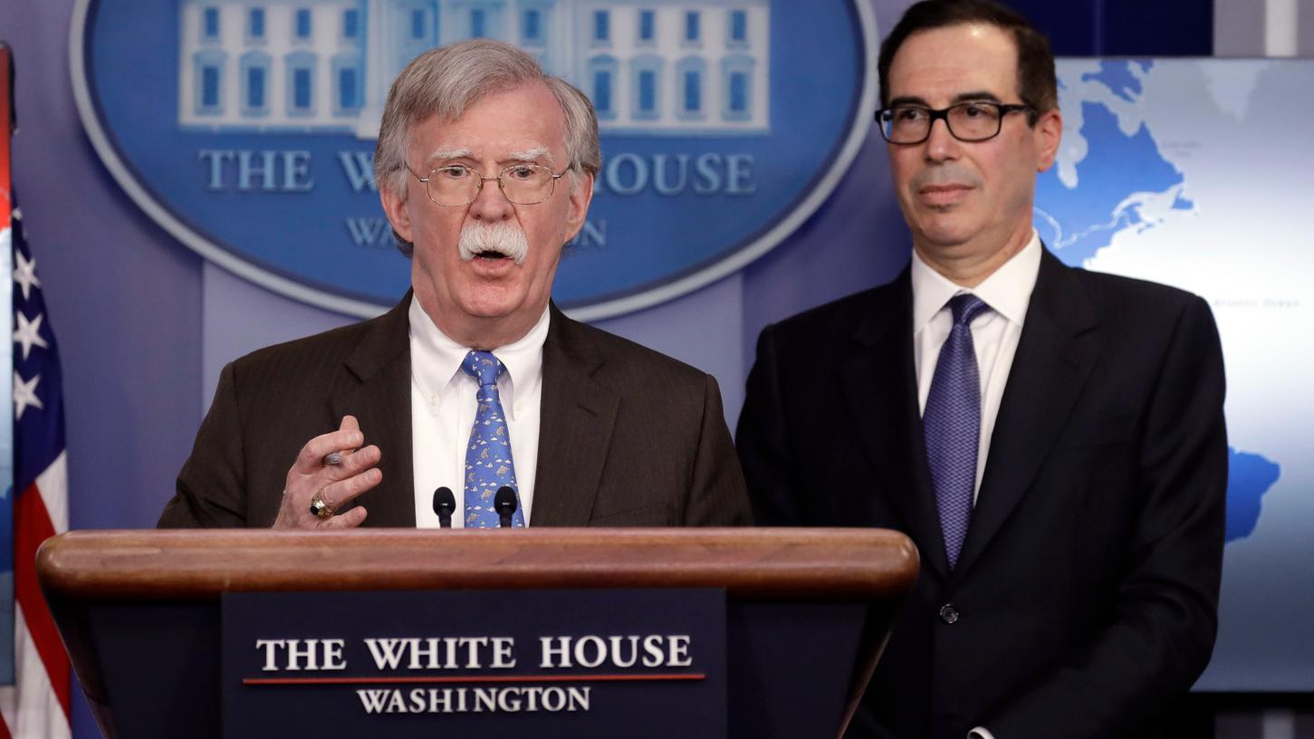 John Bolton (l), nationaler Sicherheitsberater der USA, und Steven Mnuchin, Finanzminister der USA, kündigen Sanktionen gegen Venezuela an.