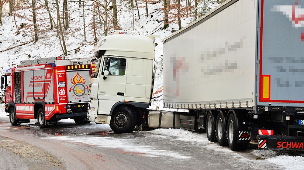 Auf glatter Straße zu schnell in die Kurve Auf glatter Straße zu schnell in die Kurve