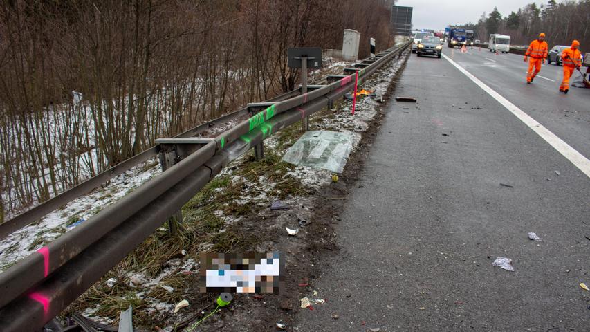 Schwerer Unfall auf der A9 bei Nürnberg: Drei Lkw krachen aufeinander