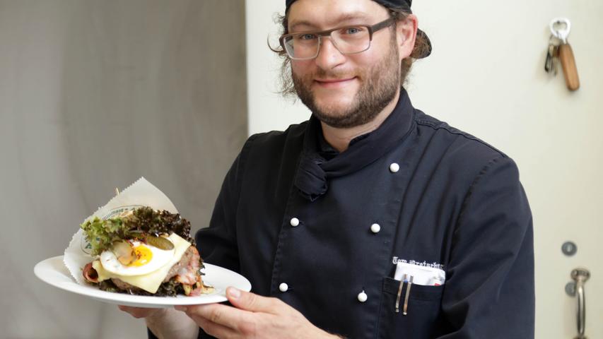 An mittlerweile zwei Adressen in Nürnberg, einmal in der Königstraße 93 und in der Augustenstraße 37, können Burger-Liebhaber legendäres Premium Junkfood bei Auguste genießen. Hier heißt es Schlemmen mit gutem Gewissen: Alle Zutaten sind bio, regional bezogen, nachhaltig und fair. Die Variationen sind klassisch bis ausgefallen, sie reichen vom Ochsenfezzn-Burger mit Bio-Ochsenfleisch bis zum Monkey-Burger mit karamellisierter Banane und knusprigem Bacon. Auch die handgemachten Pommes und Chipsspiralen sind der Bringer. Geöffnet haben beide Lokale jeweils von Montag bis Donnerstag von 17 bis 23 Uhr und am Wochenende sogar ab 12 Uhr. 36 Stimmen bedeuten für das Auguste gleichzeitig Platz 14 im Ranking.
<a href=http://www.nordbayern.de/essen-trinken/gastro-guide/auguste-sud-1.59994
> Mehr zu Auguste Premium Junkfood gibt es in unserer Gastro-Datenbank. An mittlerweile zwei Adressen in Nürnberg, einmal in der Königstraße 93 und in der Augustenstraße 37, können Burger-Liebhaber legendäres Premium Junkfood bei Auguste genießen. Hier heißt es Schlemmen mit gutem Gewissen: Alle Zutaten sind bio, regional bezogen, nachhaltig und fair. Die Variationen sind klassisch bis ausgefallen, sie reichen vom Ochsenfezzn-Burger mit Bio-Ochsenfleisch bis zum Monkey-Burger mit karamellisierter Banane und knusprigem Bacon. Auch die handgemachten Pommes und Chipsspiralen sind der Bringer. Geöffnet haben beide Lokale jeweils von Montag bis Donnerstag von 17 bis 23 Uhr und am Wochenende sogar ab 12 Uhr. 36 Stimmen bedeuten für das Auguste gleichzeitig Platz 14 im Ranking.
<a href=http://www.nordbayern.de/essen-trinken/gastro-guide/auguste-sud-1.59994
> Mehr zu Auguste Premium Junkfood gibt es in unserer Gastro-Datenbank.