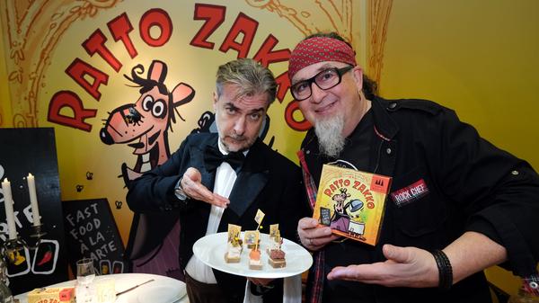 Stefan Marquard (im Bild rechts), seines Zeichens TV-affiner Koch und gelernter Metzger, war bei der Neuheitenschau im Auftrag von Schmidt Spiele unterwegs, konkret zum Test des Reaktionsspiels „Ratto Zakko“, ein garantiert kalorienfreier Spaß, bei es sich alles rund um Speisen dreht – serviert von Oberkellner Ratto Zakko, einem Nager.
