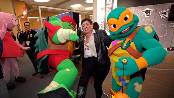 Immer wieder auf der Neuheitenschau als "Walking Act" ohne Berührungsängste unterwegs: die Teenage Mutant Ninja Turtles.