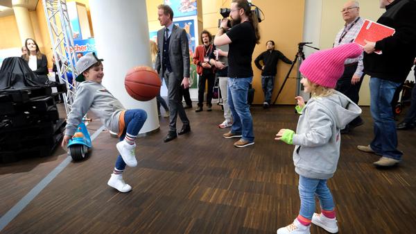 Es muss nicht immer etwas Aufwendiges sein: Ein Ball reicht oft auch, um Spaß zu haben.