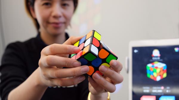 Auch er ist längst ein Klassiker: der Rubik-Würfel. Das Drehpuzzle hat schon so manchem den letzten Nerv geraubt...