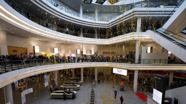 Zur Eröffnung der Neuheitenschau ließen die Spielwarenmesse-Macher Gold-Konfetti regnen.