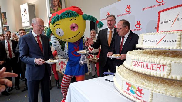 Eine Riesentorte fuhr die NürnbergMesse anlässlich des Jubiläums der Spielwarenmesse auf: Die Weltleitschau findet zum 70. Mal in Nürnberg statt.