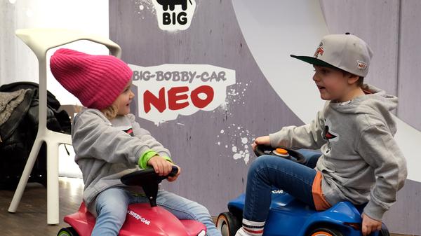 Es ist der Porsche unter den Kinderfahrzeugen: das Bobby-Car. Jetzt geht ein neues Modell an den Start, das Bobby-Car Neo.
