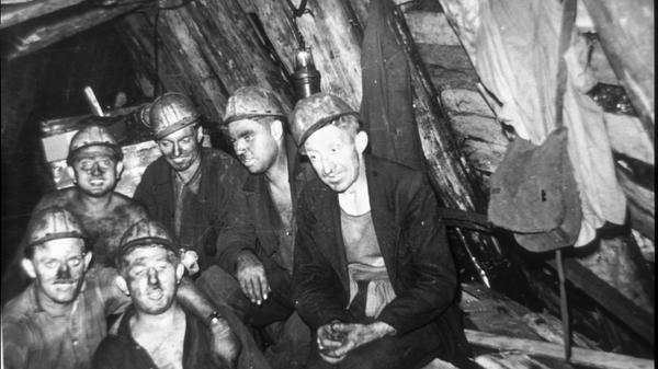 Gefunden wurde die erste Steinkohle in Stockheim der Legende nach durch den Hund des Oberförsters, der in einen Dachsbau gekrochen war und mit schwarzer Schnauze zurückkam. Dadurch wusste man von dem Rohstoff unter Tage, der fortan gefördert wurde.