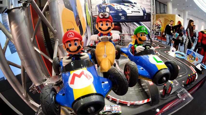 Prominenz auf den Rennbahnen und mit den RC-Fahrzeugen: die Videospiel-Kultfigur Super Mario und seine Kumpels geben hier kräftig Gummi, allen voran der berühmteste Klempner der Welt auf einem Roller sowie in einem neuen Rennauto.