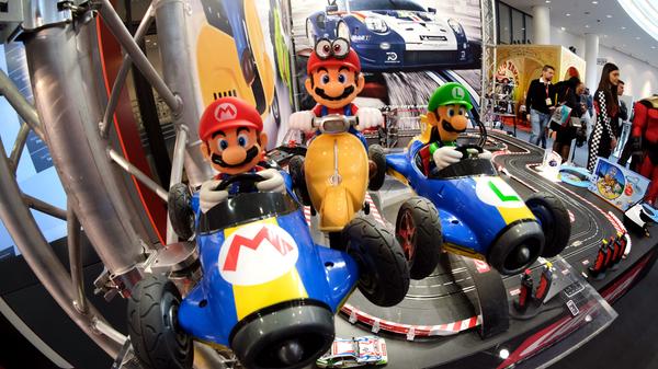 Prominenz auf den Rennbahnen und mit den RC-Fahrzeugen: die Videospiel-Kultfigur Super Mario und seine Kumpels geben hier kräftig Gummi, allen voran der berühmteste Klempner der Welt auf einem Roller sowie in einem neuen Rennauto.