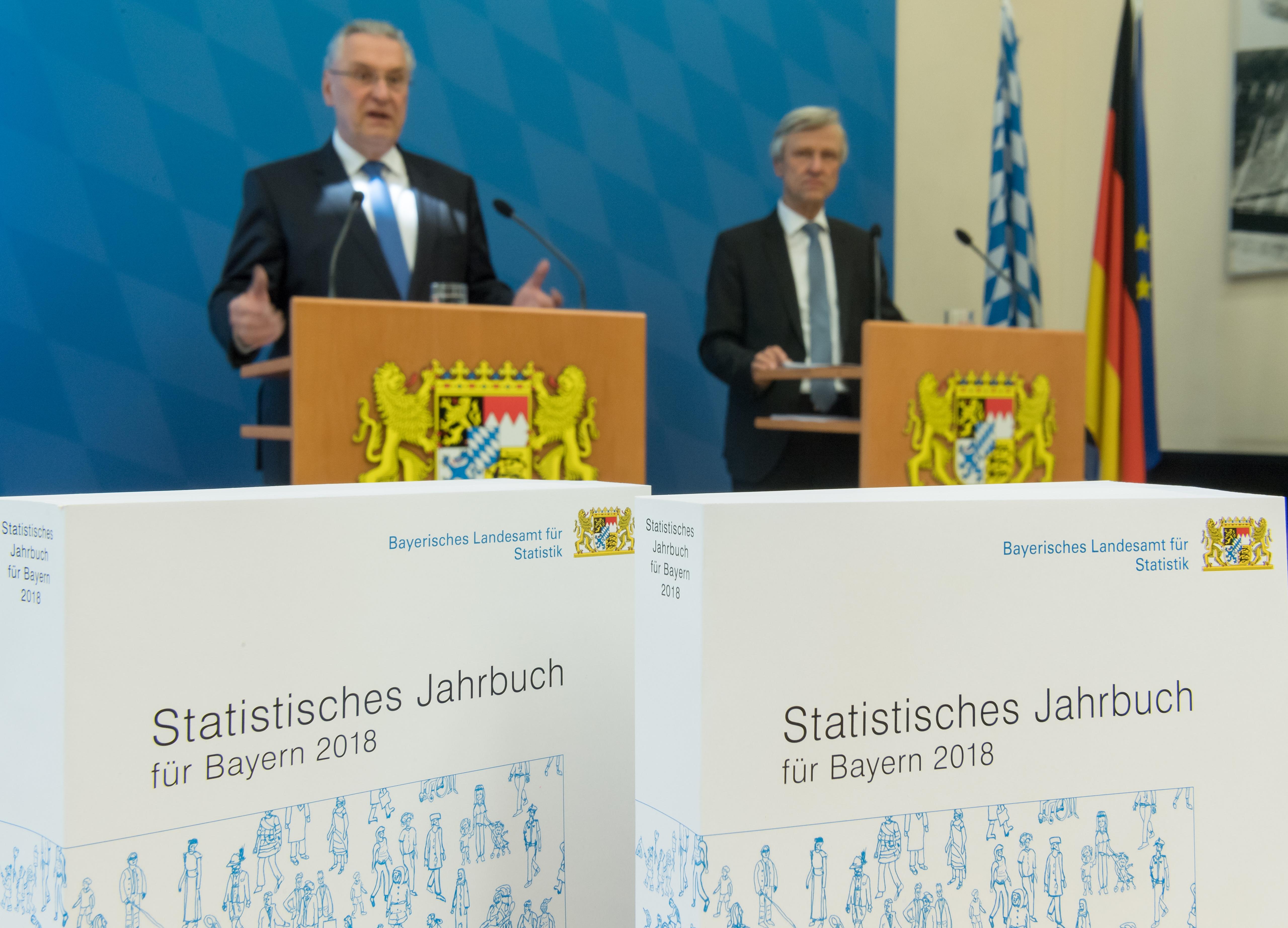 165.000 Daten auf 670 Seiten: Das neue Statistische Jahrbuch für Bayern gibt einen Überblick über das Leben von inzwischen mehr als 13 Millionen Menschen. Wir haben in den folgenden Bildern einige Daten und Fakten gesammelt.