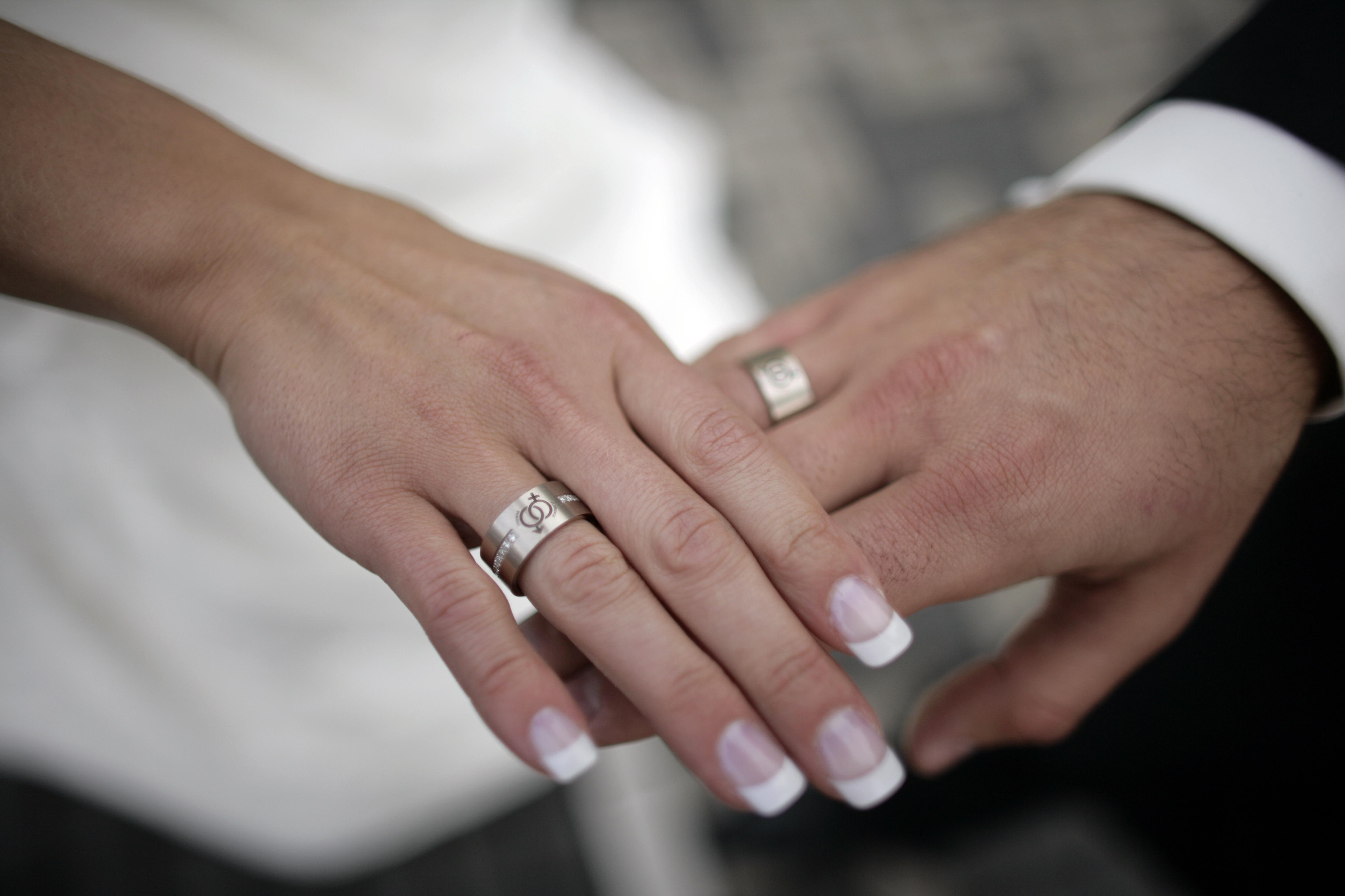 Der Durchschnittsbayer heiratet mit 33,9 Jahren, die Durchschnittsbayerin mit 31,3 Jahren. Zu Beginn der 1970er Jahre waren die Bayern bei der Eheschließung im Schnitt acht Jahre jünger als heutzutage.