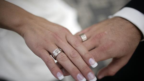 Der Durchschnittsbayer heiratet mit 33,9 Jahren, die Durchschnittsbayerin mit 31,3 Jahren. Zu Beginn der 1970er Jahre waren die Bayern bei der Eheschließung im Schnitt acht Jahre jünger als heutzutage.