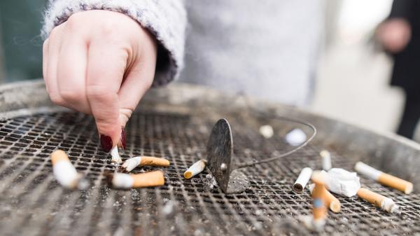 21 Prozent der Bayern über 15 Jahren rauchen. Männer (25 Prozent) greifen dabei häufiger zur Zigarette als Frauen (17 Prozent). Männer fangen im Schnitt mit 17,4 Jahren an, Frauen mit 17,9 Jahren.