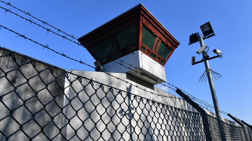Knapp 74.000 Menschen saßen 2017 in bayerischen Gefängnissen, darunter rund 68.000 Männer und 5717 Frauen. Dazu gehören auch Häftlinge in Untersuchungshaft.
