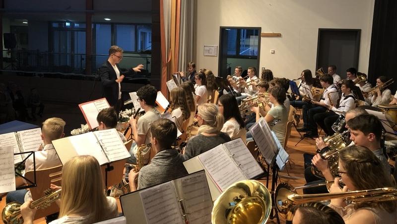 Eigens für das Neujahrskonzert formiert hatte sich der Projektorchester „JBO Aischgrund & Friends“ und bot eine begeisternde Premiere.