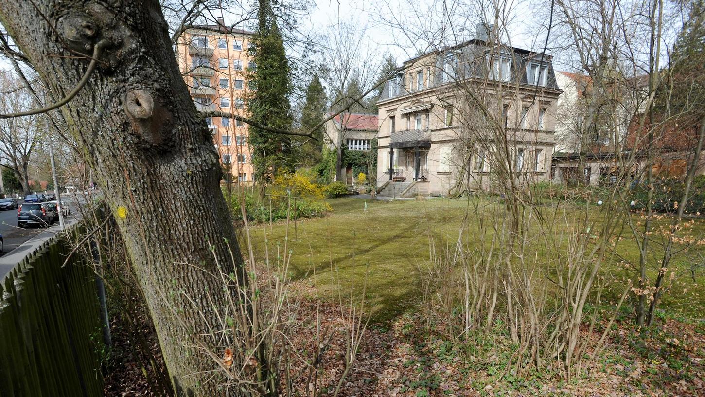 Das parkähnliche Grundstück Ecke Flößau-/Austraße bleibt weitgehend erhalten, jetzt erhalten die erhaltenswerten Bäume einen Pflegeschnitt.