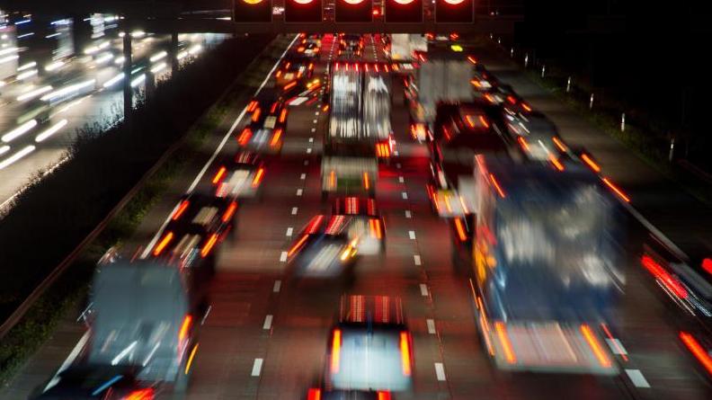 Zwei junge Männer warfen Steine und Paletten von einer Autobahnbrücke. Nun steht ihnen eine harte Straße aufgrund von versuchten Mordes in sechs Fällen bevor (Symbolbild).