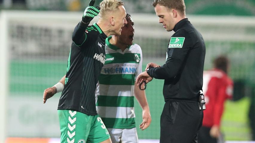 Viel Diskussionen dann nach dem Spielschluss, Burchert sucht das Gespräch mit Referee Müller.