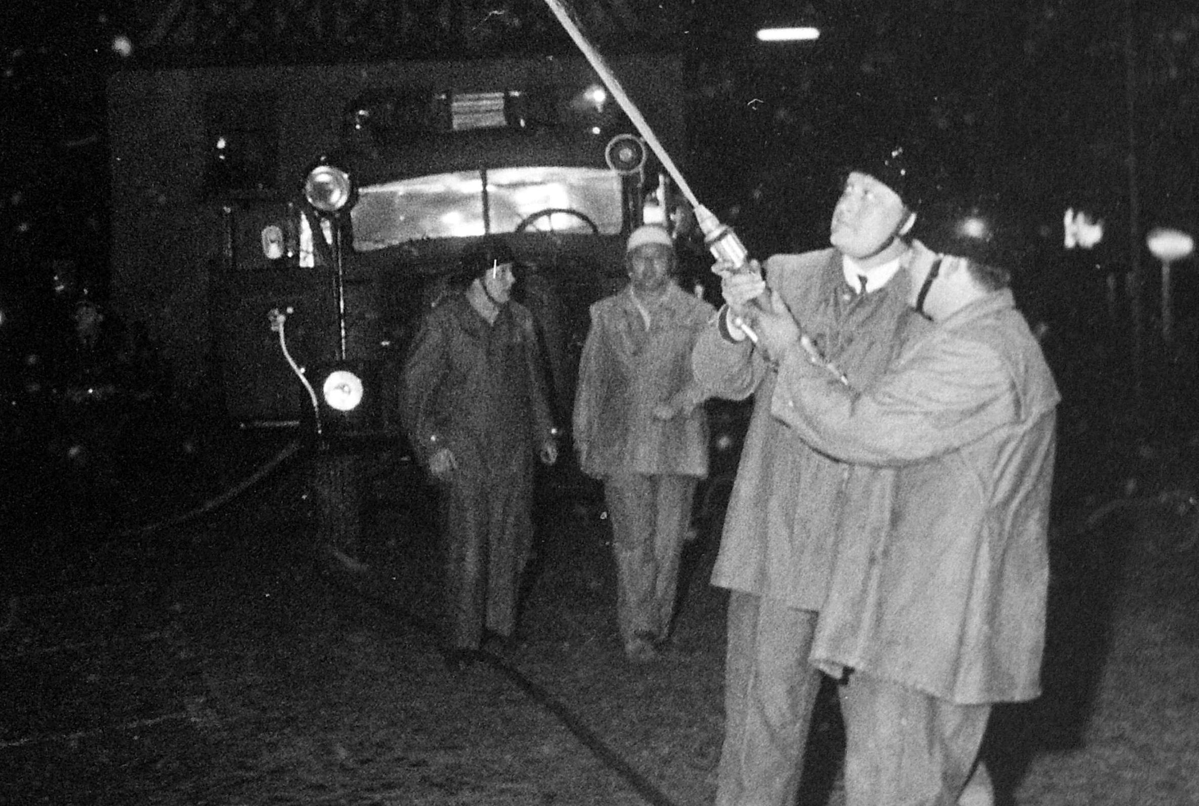 Über die Jahrzehnte diente das Rathaus der Stadt Pegnitz immer wieder als Objekt für Feuerwehrübungen. So auch auf dieser alten Nachtaufnahme, als ein Brand in der Registratur angenommen wurde. Die Pegnitzer Wehr rückte mit einem Tanklöschfahrzeug und einem Hydrantentruppwagen an.