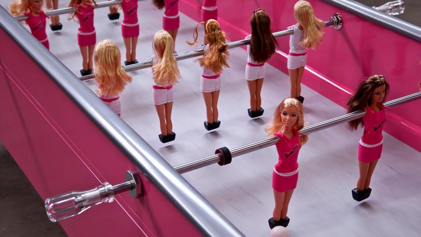 Die Barbie ist in deutschen Kinderzimmern weiterhin beliebt. Im internationalen Ranking befindet sich Mattel sogar auf Platz 2 der größten Spielzeughersteller. Im Berliner KaDeWe wurde dieser Barbie-Tischfußballkicker vor einer Fußball-WM aufgestellt.