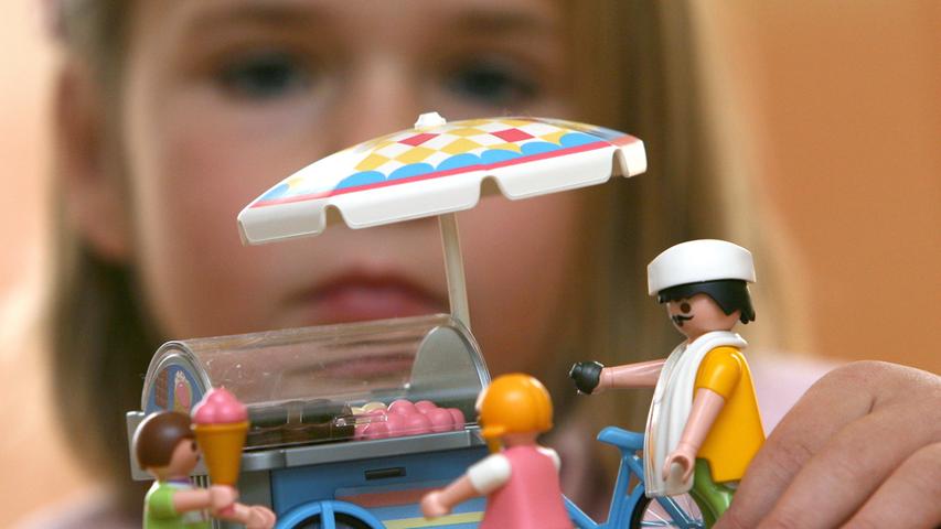 Die Zirndorfer Firma Playmobil schafft es deutschlandweit auf den zweiten Platz. Auch international rangiert das Unternehmen immer noch auf Rang sieben unter den zehn führenden Herstellern der Branche. Kinder aus der Region kennen die Spielfiguren nicht nur aus dem Kinderzimmer, sie können sie im Playmobil Fun Park auch in Lebensgröße erleben.