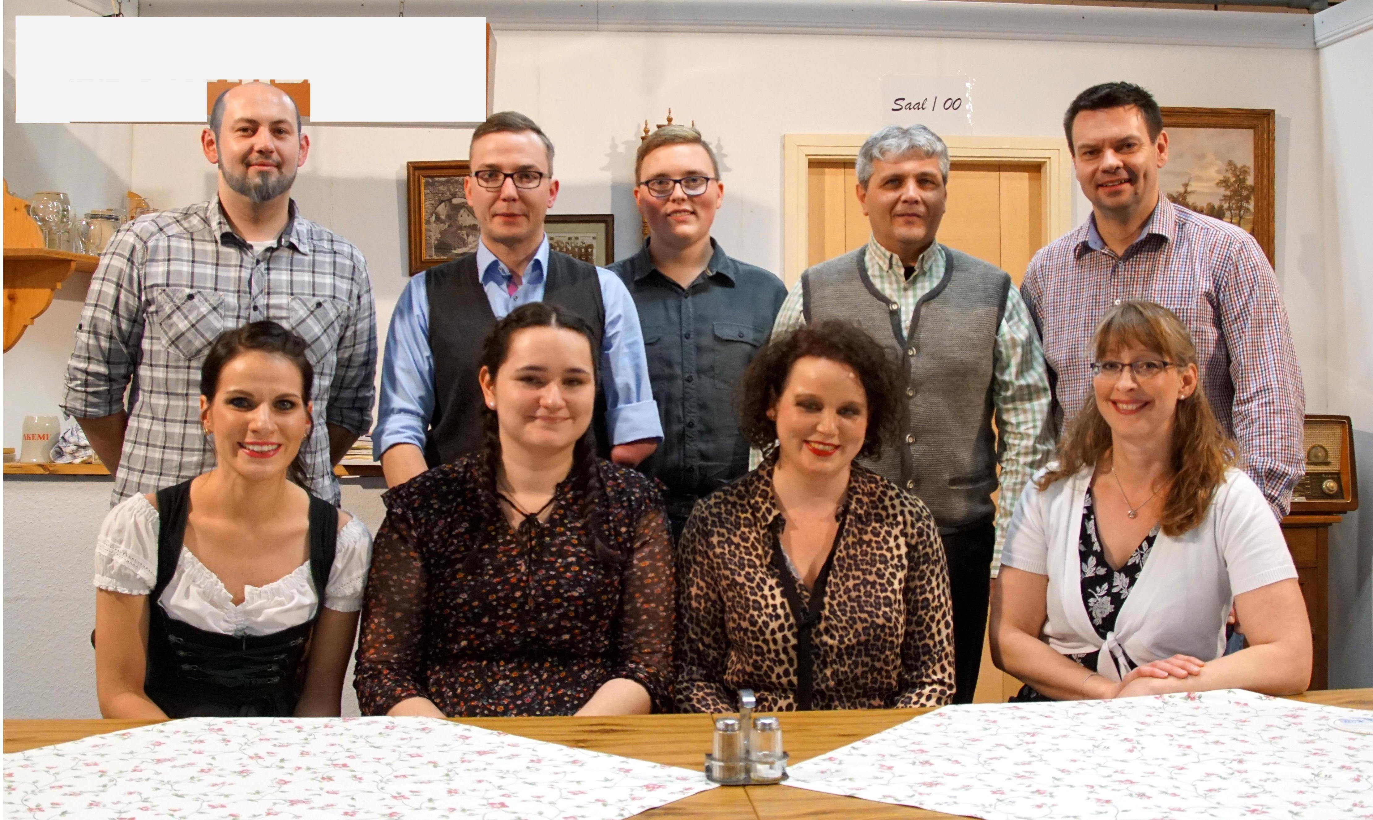 Auch in diesem Jahr konnte die Büttelbronner Theatergruppe wieder in zwei Vorstellungen ihre Gäste mit einer Inszenierung eines lustigen Dreiakters begeistern. „ A so a Theater! “ wurde am 4. und 5. Januar zum Besten gegeben. Die Theatergruppe von Büttelbronn bereitet wie alle Jahre eine Aufführung vor. Die Ausschussmitglieder sind wieder auf der Suche nach einem passenden Stück und den geeigneten Darstellern. Bei dieser Auswahl hat man im Ausschuss, wie so oft, sehr unterschiedliche Meinungen. Der Ausschussvorsitzende Berthold Meiler, der die Theatervereinigung seit vielen Jahren leitet, kann sich im Gremium nur selten durchsetzen. Vor allem das Ausschussmitglied Alois Pinkerl, der mehr durch seine lockeren Sprüche und Reime, als durch sinnvolle Mitarbeit auffällt, macht ihm seine Aufgabe nicht leicht. Außerdem muss der aus Altersgründen zurückgetretene bisherige Regisseur ersetzt werden. Diese Aufgabe will die Schriftführerin im Ausschuss, Fräulein Ursula Altenberger, übernehmen. Da auch einige Mitwirkende der vergangenen Jahre nicht mehr zur Verfügung stehen, müssen neue Mitspieler gesucht und natürlich auch auf ihre Tauglichkeit hin getestet werden. Dies ist ebenso mit allerhand Schwierigkeiten verbunden, wie die Einigung auf ein neues Stück. Das Foto zeigt die Büttelbronner Theatergruppe (stehend v.l.: Benjamin Schwenk, Philipp Kerler, Christian Moninger, Wassili Armoutzidis, Marko Dänzer; sitzend v.l.: Christina Lindert, Ramona Tober, Bettina Höhne, Saskia Dänzer).