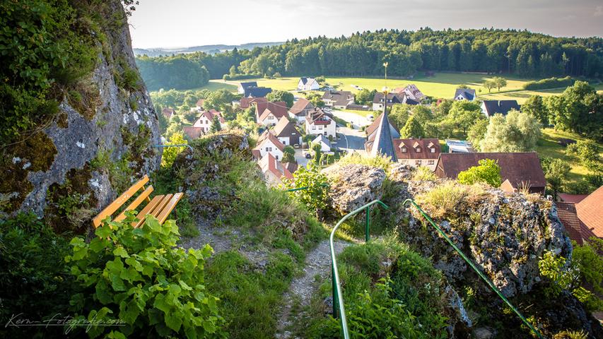 In der Aufzählung darf - na klar - Wichsenstein nicht fehlen. Der Ortsteil der Gemeinde Gößweinstein liegt im Landkreis Forchheim. Vom Wichsensteiner Fels, der inmitten des Ortes aufragt und der über eine Treppe zu besteigen ist, bietet sich dabei ein wunderbarer Panoramablick über die Fränkische Schweiz.