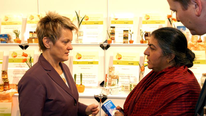 Zwei Frauen mit langem Atem, den sie nicht nur bei ihrem gemeinsamen Rundgang über die BioFach 2005 bewiesen: die Inderin Vandana Shiva, Trägerin des Alternativen Nobelpreises, und die Grünen-Politikerin Renate Künast, damals Bundesverbraucherministerin.