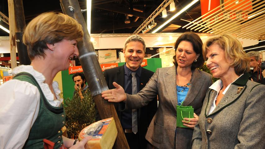 Frauenpower auf der BioFach 2010: Ilse Aigner, seinerzeit Bundesagrarministerin, drehte mit ihrer Parteikollegin Dagmar Wöhrl eine Runde auf der Schau - die beiden CSU-Politikerinnen hatten augenscheinlich viel Spaß dabei.
