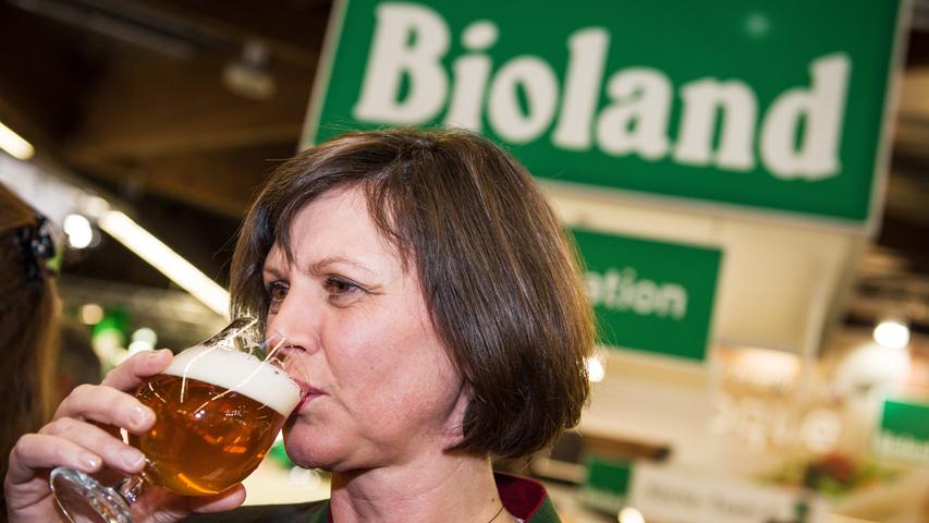 Ilse Aigner (CSU) hatte keine Berührungsängste mit der Öko-Branche. Bei ihrem Messebesuch 2013 in Nürnberg probierte die damalige Bundesverbraucherministerin ein Bio-Bier.