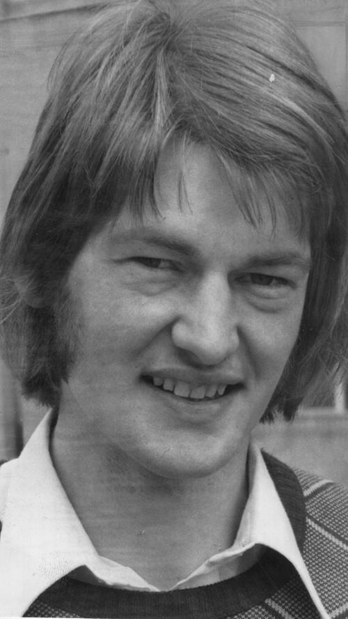 Wir springen in der Historie in das Jahr 1974. Damals verpflichtete die SpVgg Fürth den Jugend-Auswahlspieler Paul-Werner Hofmann. Ein Königstransfer: Hofmann steuerte in 73 Pflichtspielen 29 Treffer bei.