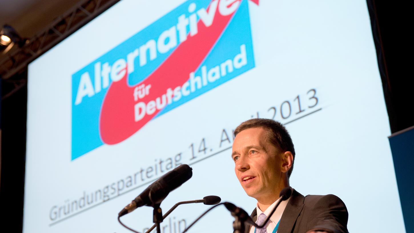 Bernd Lucke, damals Sprecher der Partei Alternative für Deutschland (AfD), spricht während des Gründungsparteitages der Partei zu den Mitgliedern.