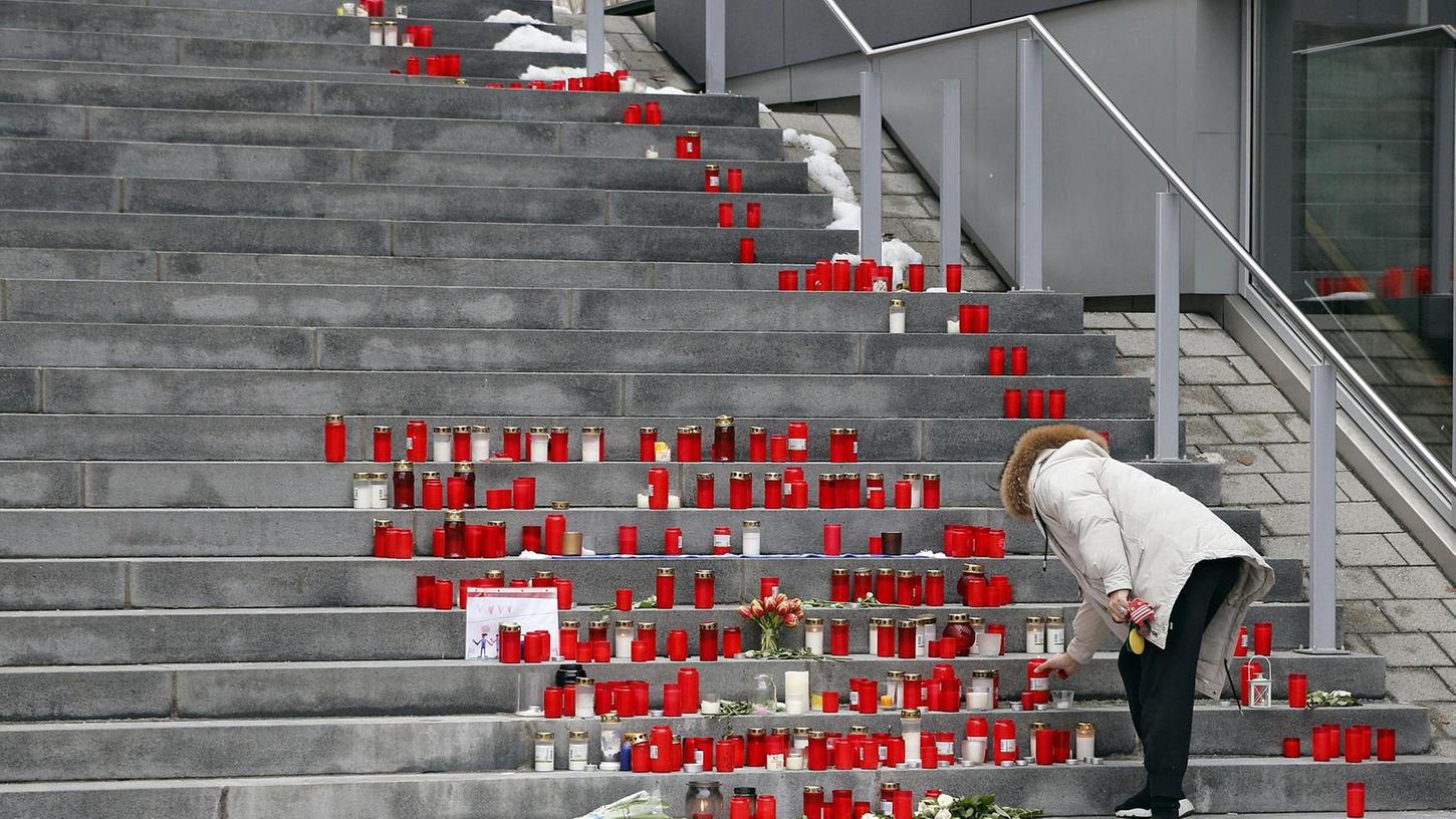 Auf der Treppe am Heroldsberger Rathausplatz haben die Trauernden eine Gedenkstätte für die verstorbenen Jugendlichen aufgebaut. Aufgestellte Fotos der beiden wurden offenbar von der Bild-Zeitung abfotografiert.