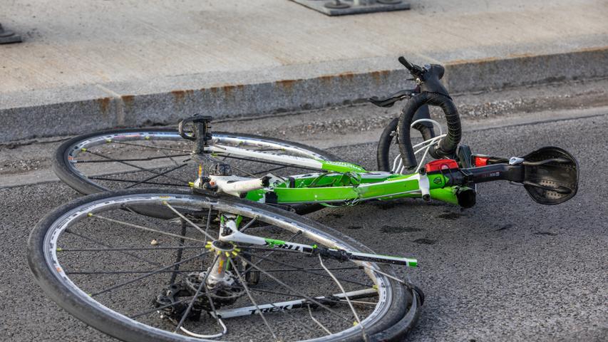 Unfall bei Unterschwaning: Rennradfahrer lebensgefährlich verletzt