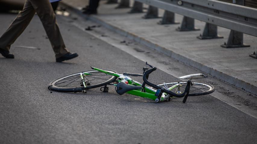 Unfall bei Unterschwaning: Rennradfahrer lebensgefährlich verletzt