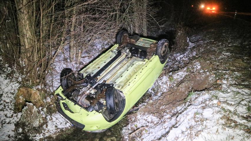 Leichter Schneefall kann für Autofahrer schnell zum Problem werden. Diese Erfahrung musste am Freitagmorgen dann auch eine 55-jährige Kleinwagenfahrerin zwischen Peulendorf und Köttensdorf im Landkreis Bamberg machen.