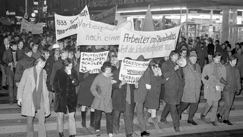 Eingehakt ziehen die Demonstranten mit ihren Transparenten durch die Breite Gasse zum Polizeipräsidium. Hier geht es zum Artikel vom 5. Februar 1969: Protest gegen die Vorbeugehaft