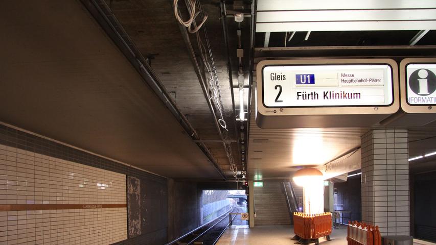 Der U-Bahnhof Gemeinschaftshaus wurde am 1. März 1972 eröffnet. Er liegt zwischen den beiden U-Bahnhöfen Langwasser Mitte und Langwasser Süd. 8600 Menschen verkehren dort jeden Werktag.