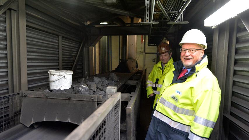 In der Kohle finden sich immer wieder Metallteile oder große Steine, die die Kohlemühle ruinieren würden. Sie werden deshalb am Förderband aus der Kohle sortiert - allerdings nicht von Stadtwerke-Chef Wolfgang Geus (vorne) und Prokurist Heribert Spitzhorn, die hier zu sehen sind.