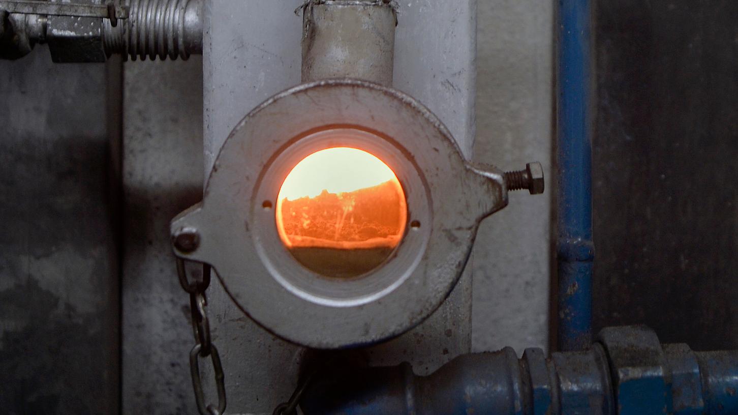 Durch ein kleines Fensterchen kann man einen kurzen Blick in das Inferno des Erlanger Kohlekessels werfen. Bis zu 900 Grad heiß wird es im Inneren.