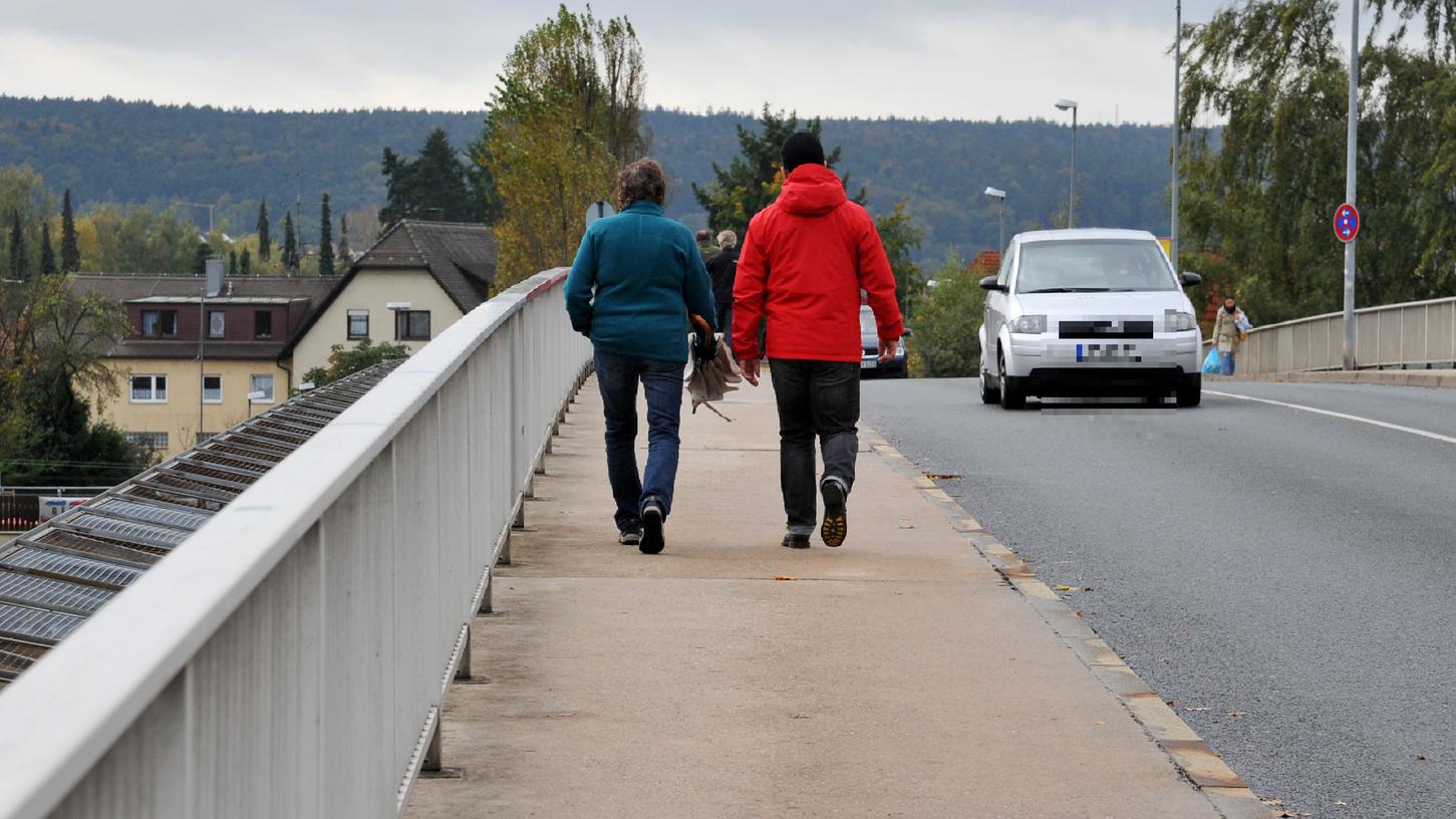 Piastenbrücke: Wie breit muss der Gehweg sein?