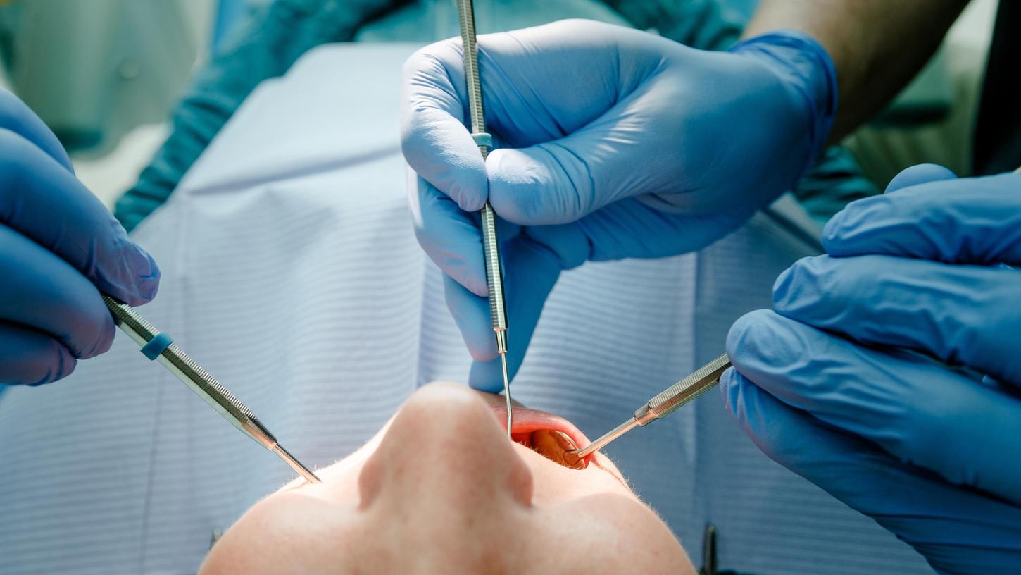 Nur lebensbedrohliche Infektionen im Mundraum werden derzeit in Großbritannien noch behandelt. "Normale" Patienten müssen sich selbst helfen – und sie tun dies auch: mit Zahnzangen, Nagelfeilen, Kaugummi und Sekundenkleber! Nur lebensbedrohliche Infektionen im Mundraum werden derzeit in Großbritannien noch behandelt. "Normale" Patienten müssen sich selbst helfen – und sie tun dies auch: mit Zahnzangen, Nagelfeilen, Kaugummi und Sekundenkleber!