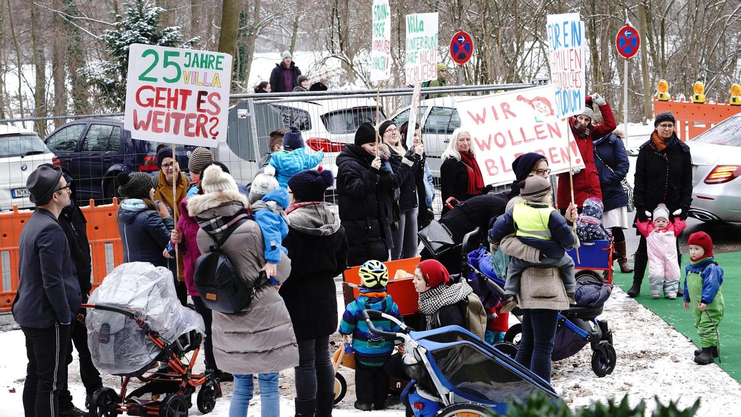 Eltern und Kinder der "Villa Kunterbunt" demonstrierten für den Erhalt ihrer Krippe auf dem Campus der Technischen Hochschule am Prinzregentenufer.