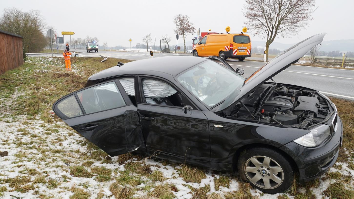 Stoppschild missachtet: Kräftiger Crash bei Erasbach