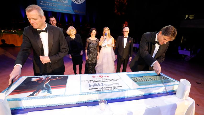 Zum 70. Ball-Geburtstag darf auch eine Torte nicht fehlen. Oberbürgermeister Ulrich Maly und Uni-Präsident Joachim Hornegger schneiden die ersten Stücke an.