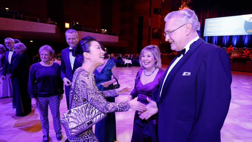 Hier begrüßen Bayerns Innenminister Joachim Herrmann und Ehefrau Gerswid Unternehmergattin Catherine Xue Dong-Geis.