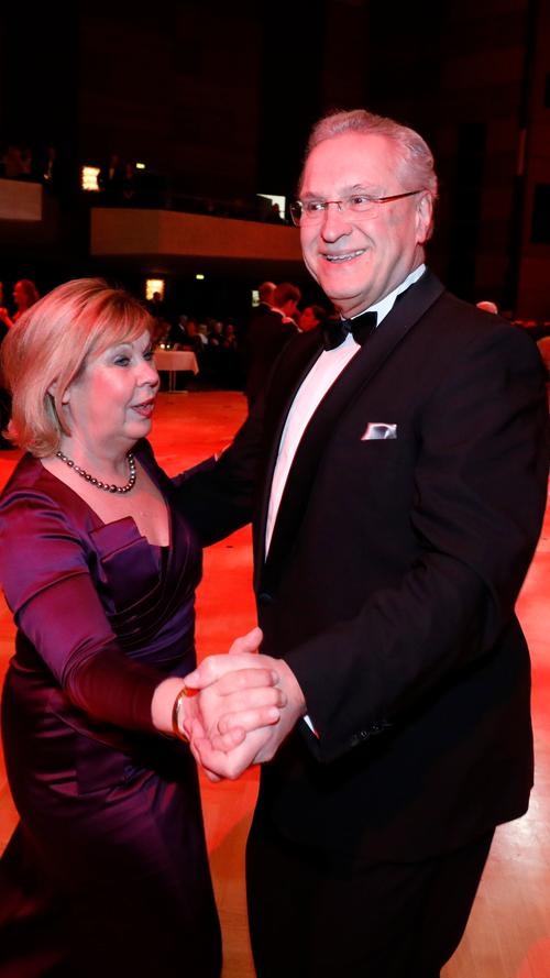 Bayerns Innenminister Joachim Herrmann mit Ehefrau Gerswid beim Tanzen. Sein Vater, Johannes Herrmann, hat als damaliger Uni-Rektor, den Ball vor 50 Jahren von Erlangen nach Nürnberg verlegt.